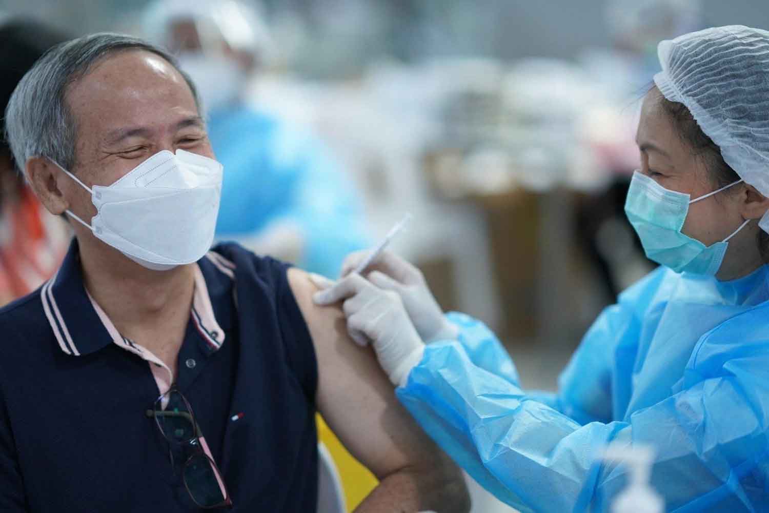 A health professional vaccinates a man against Covid-19 at Bang Sue Grand Station in Bangkok. (Photo: Covid-19 Information Centre).