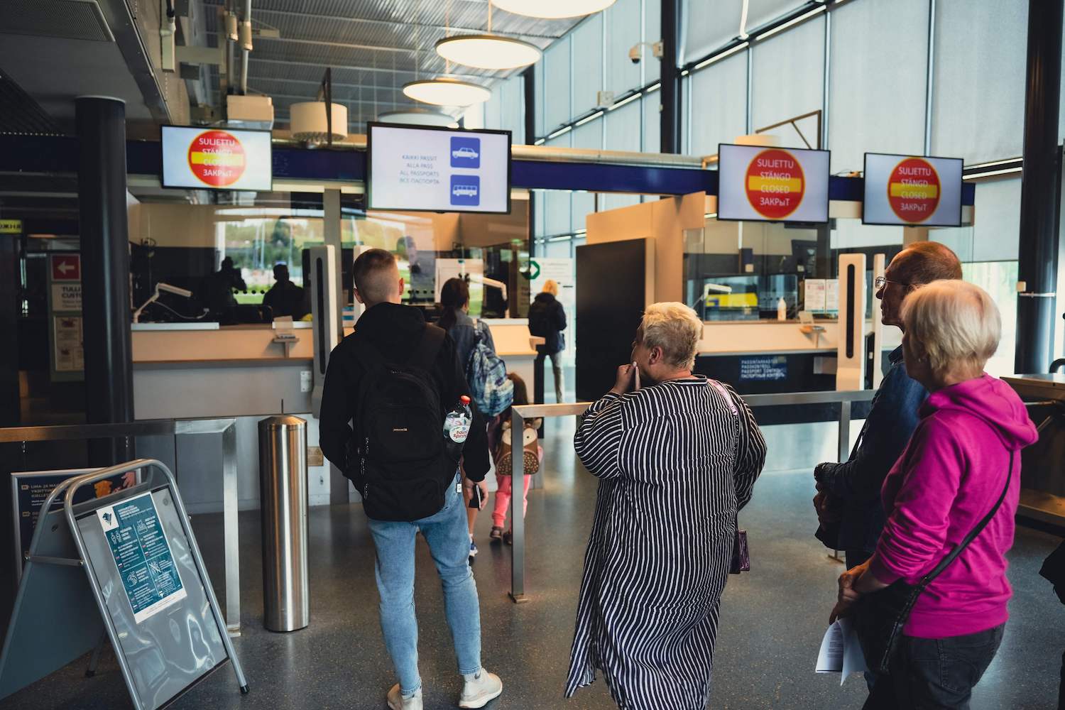 Russian tourists have their passports checked at the Finnish border crossing in Nuijamaa, about 220km east of Helsinki. Finland will limit Russian tourist visas to 10% of current volumes starting from Sept 1 due to rising discontent over the war in Ukraine, the Finnish government said this week. (AFP Photo) Russian tourists have their passports checked at the Finnish border crossing in Nuijamaa, about 220km east of Helsinki. Finland will limit Russian tourist visas to 10% of current volumes starting from Sept 1 due to rising discontent over the war in Ukraine, the Finnish government said this week. (AFP Photo)