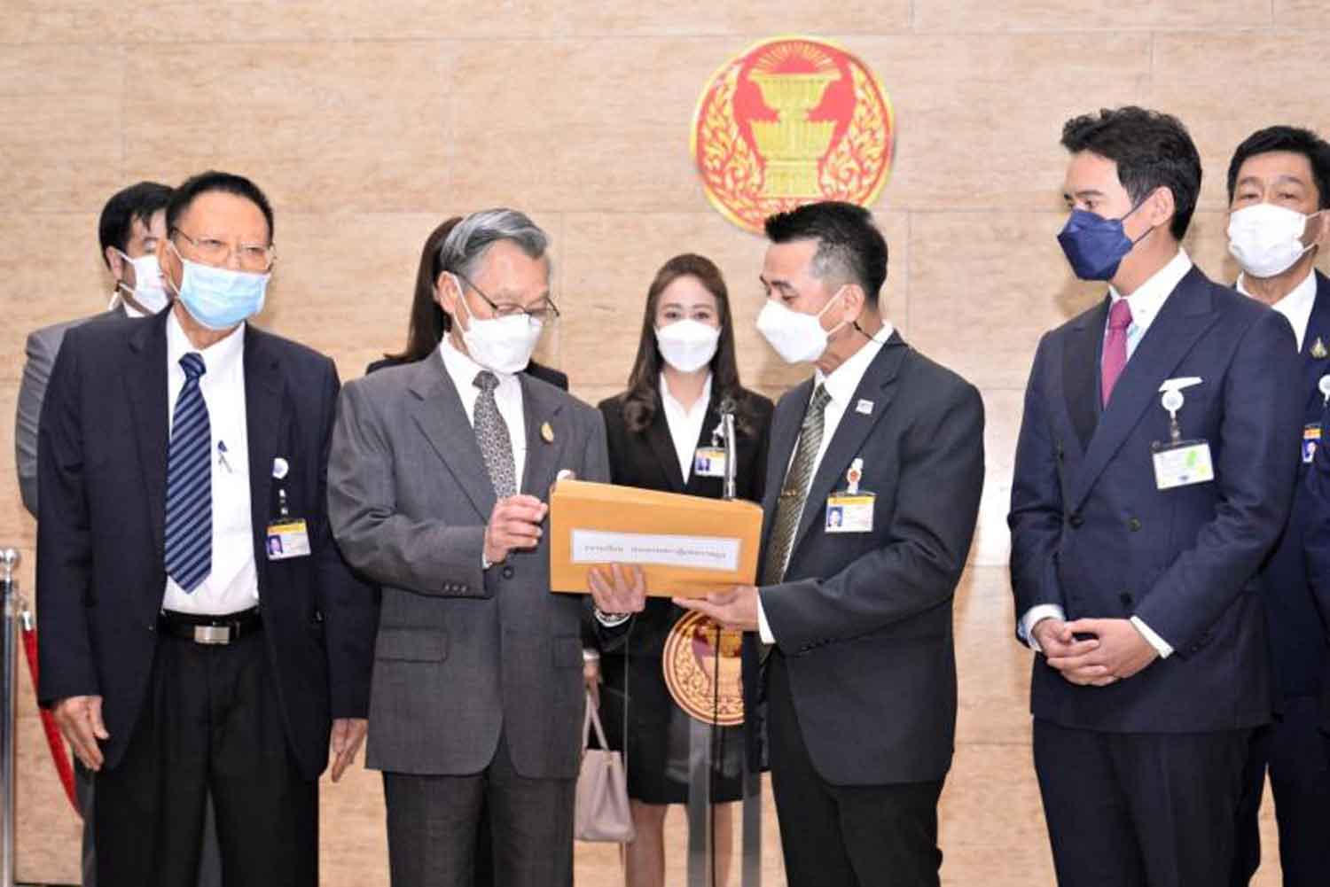 Leader of the opposition and Pheu Thai Party chief Cholnan Srikaew, third from right, along with MPs from opposition parties submit a petition to House Speaker Chuan Leekpai asking the Constitutional Court to rule on the term of Prime Minister Prayut Chan-o-cha on Wednesday. (Parliament photo)