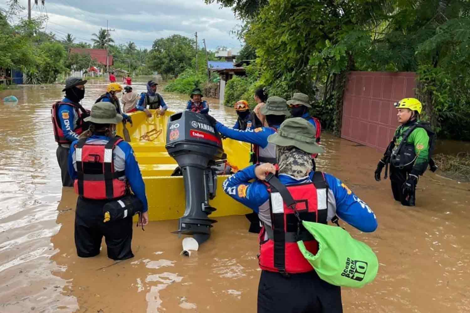 Rescue workers take a motored flatboat to flood victims in Lom Sak district of Phetchabun on Sunday. (Photo: Suthorn Kongwarakom)