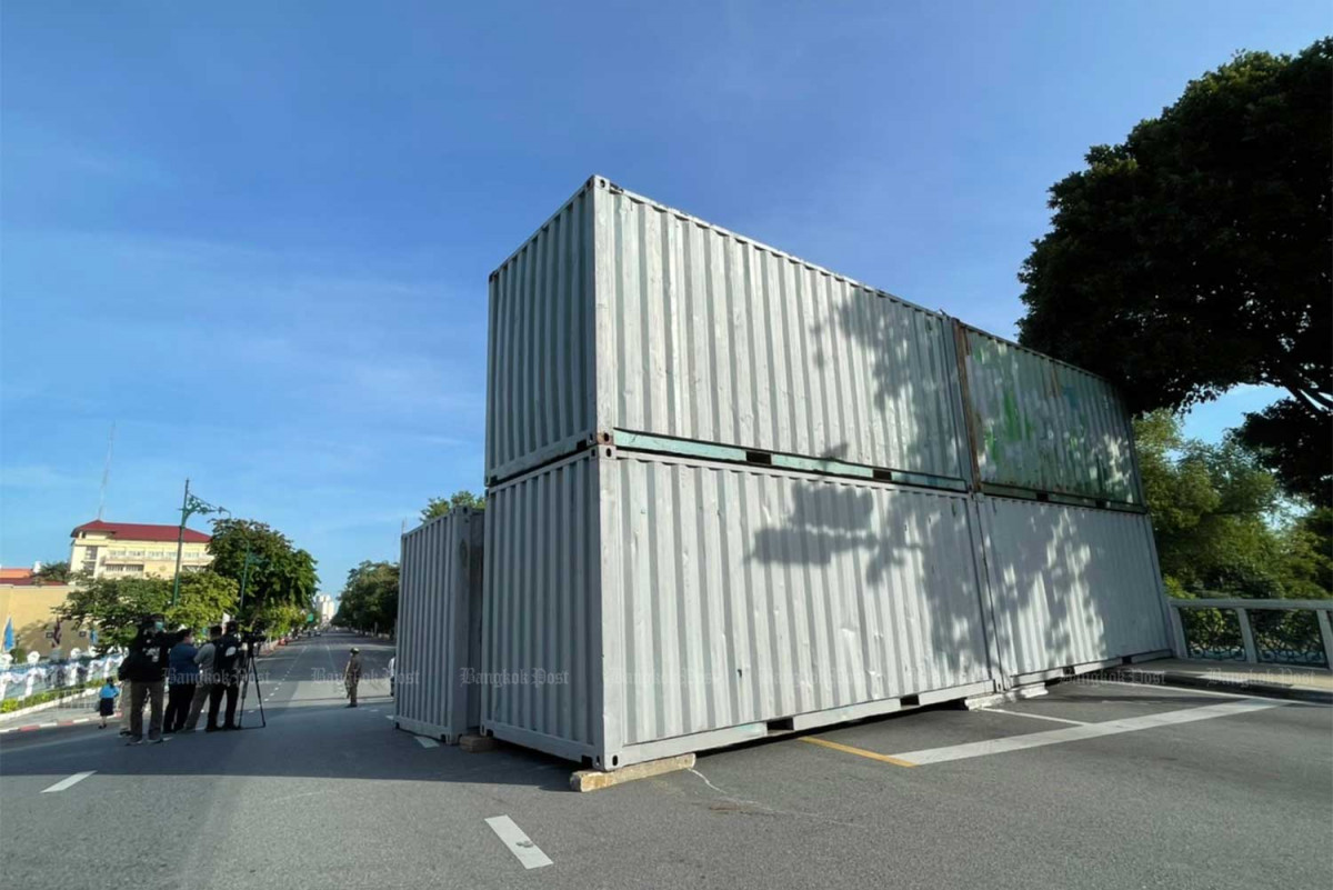 New Container Block Method Bangkok Post - Shipping containers block approach to Government House