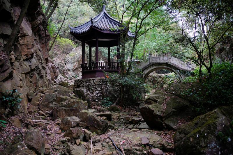 Dried up water drains and creeks in a Chinese holiday spot amid hot temperatures, while many regions from southwest to east of the country along the Yangtze River have been experiencing weeks of record-breaking heatwave in Changxing on Aug 20, 2022. (Photo: Reuters)