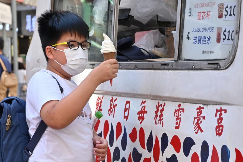 A youth buys ice cream during a heat wave in Hong Kong on July 26, 2022. (Photo: AFP)