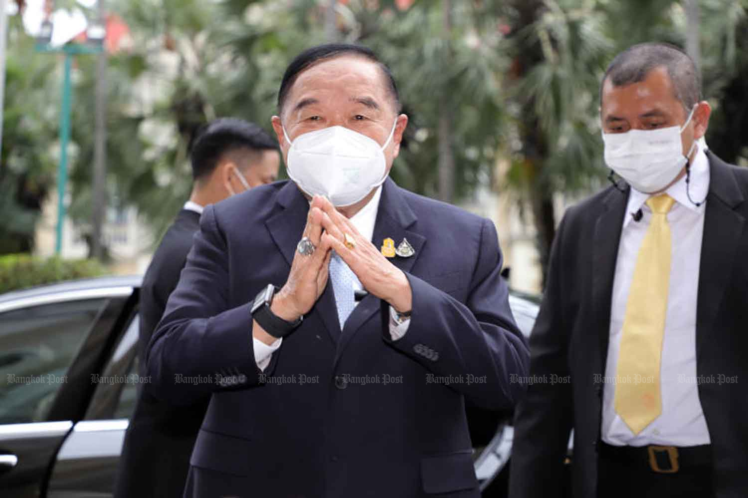 Caretaker Prime Minister Prawit Wongsuwon arrives at Government House at 8.20am on Friday. (Photo: Chanat Katanyu)