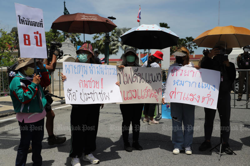 Protesters affected by the rising cost of living demand an increase in the daily minimum wage outside Government House in Bangkok on Aug 23. (Photo: Wichan Charoenkiatpakul)