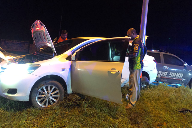 Police search a Toyota sedan abandoned after crashing into a ditch in Ron Phibun district of Nakhon Si Thammarat on Sunday night. They found more than 40,000 meth pills in the vehicle. (Photo: Nujaree Rakrun)