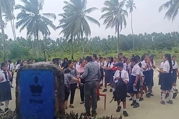 School students and staff gather in an open area after a magnitude 6.4 earthquake struck near Mentawai Islands, in South Nias, North Sumatra, Indonesia on Monday. (Facebook/Doniman Aro Harefa/via reuters photo) School students and staff gather in an open area after a magnitude 6.4 earthquake struck near Mentawai Islands, in South Nias, North Sumatra, Indonesia on Monday. (Facebook/Doniman Aro Harefa/via reuters photo)