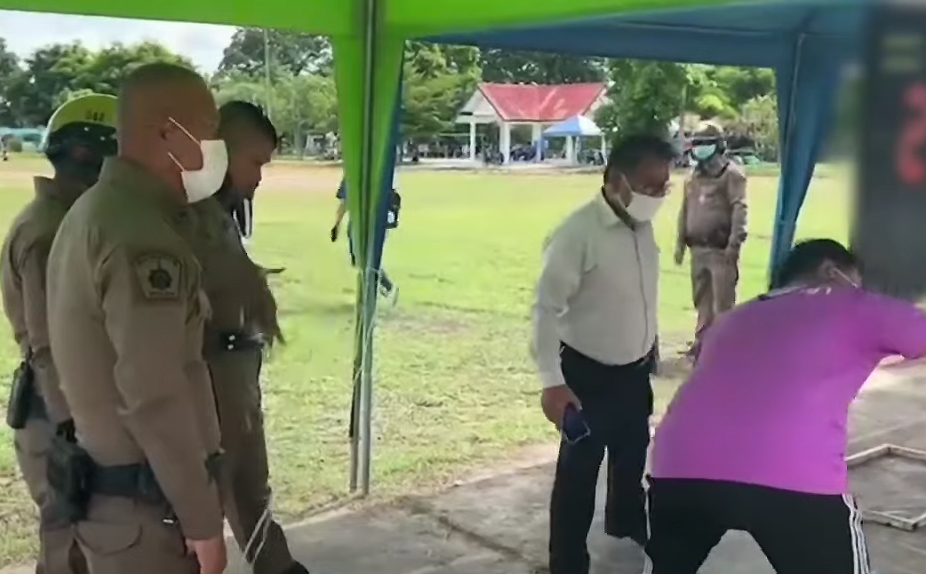 Police at the scene where a 13-year-old student was shot while watching a volleyball game at Suranaree 2 School in Muang district, Nakhon Ratchasima, on Tuesday. The student is out of danger. (Screenshot)