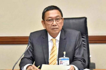 Senator admits to former relationship with accused policewoman