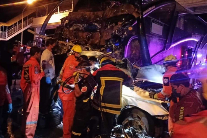 One killed, many injured as bus rear-ends traffic light queue - Vimarsana News