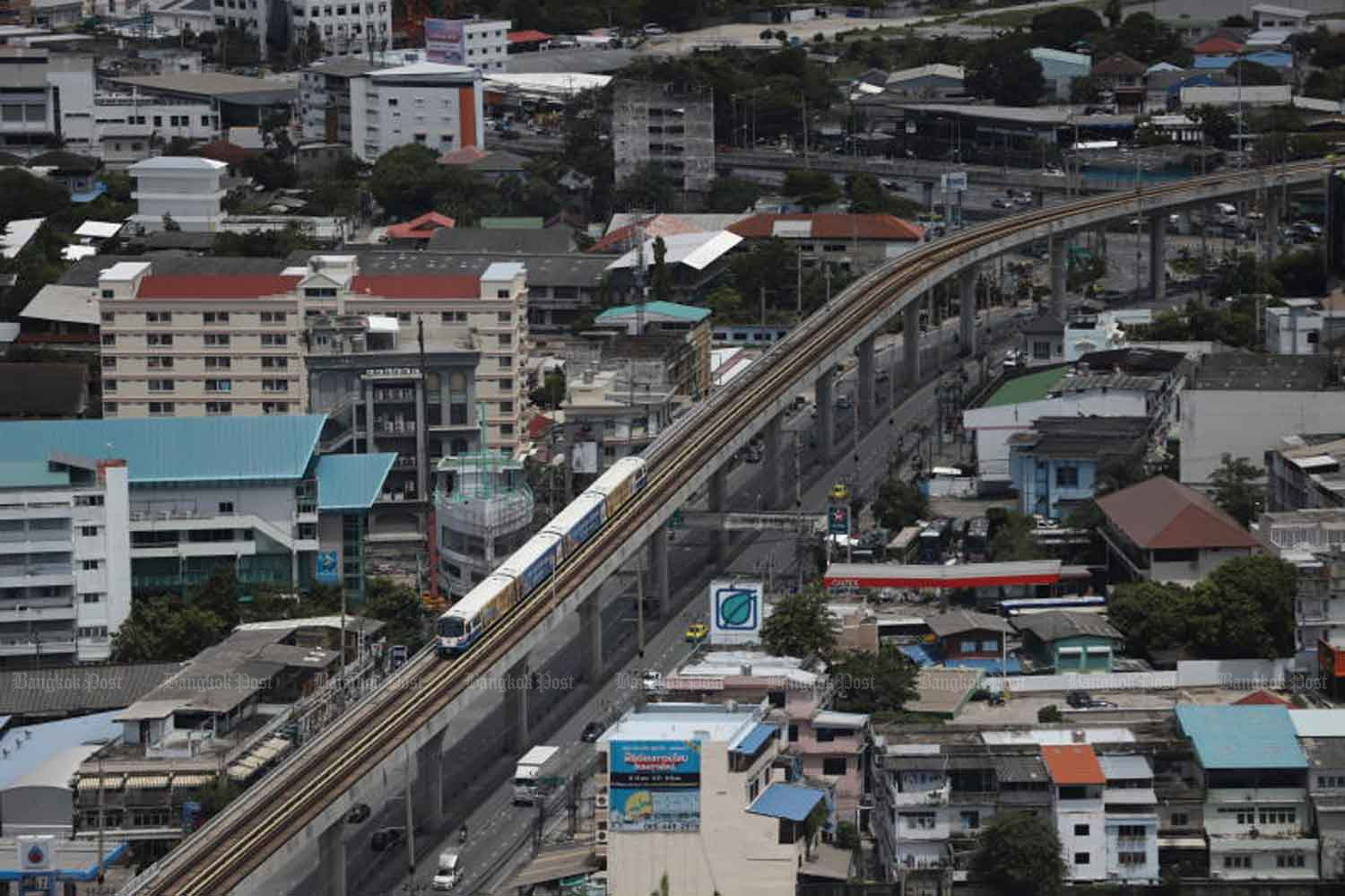 A train makes its way along the Green Line from Bearing station to Samut Prakan, an extension of the Sukhumvit Line. (Photo: Wichan Charoenkiatpakul)