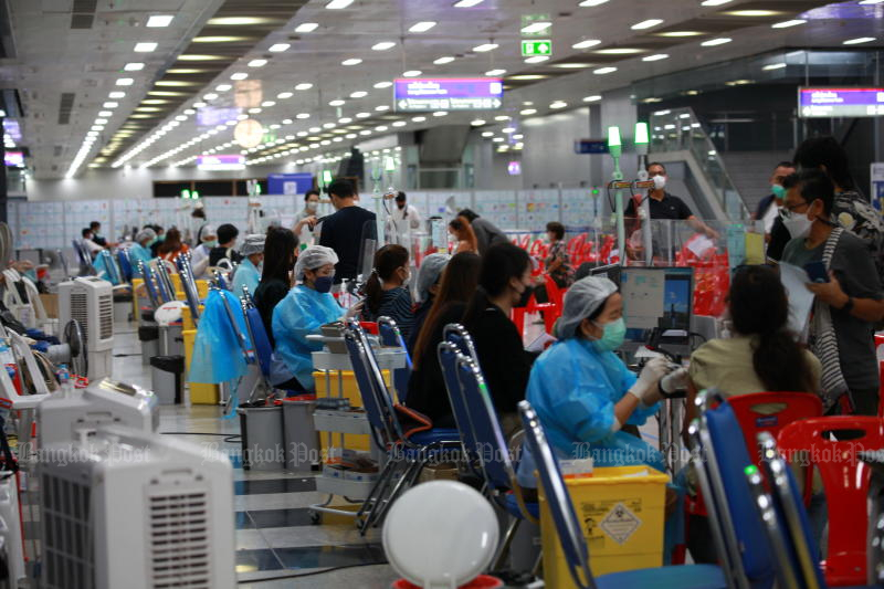 People getting vaccinated against Covid-19 at the Bang Sue Central Vaccination Centre in Bangkok on Aug 21, 2022. Officials have decided the centre can stay open until Sept 30, in line with Public Health Ministry plans. (Photo: Apichart Jinakul)