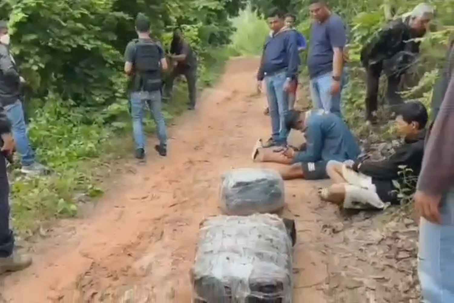 Some of the seven suspects and part of the drugs seized in Nakhon Ratchasima's Bua Lai district on Saturday night. (Photo: Prasit Tangprasert)