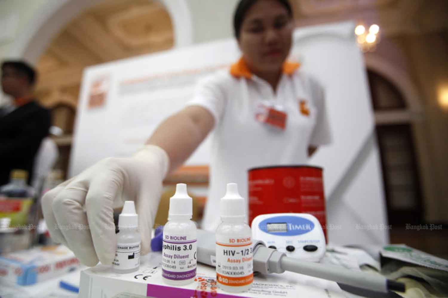 A health official shows an HIV testing kit at Government House. (Bangkok Post file photo)