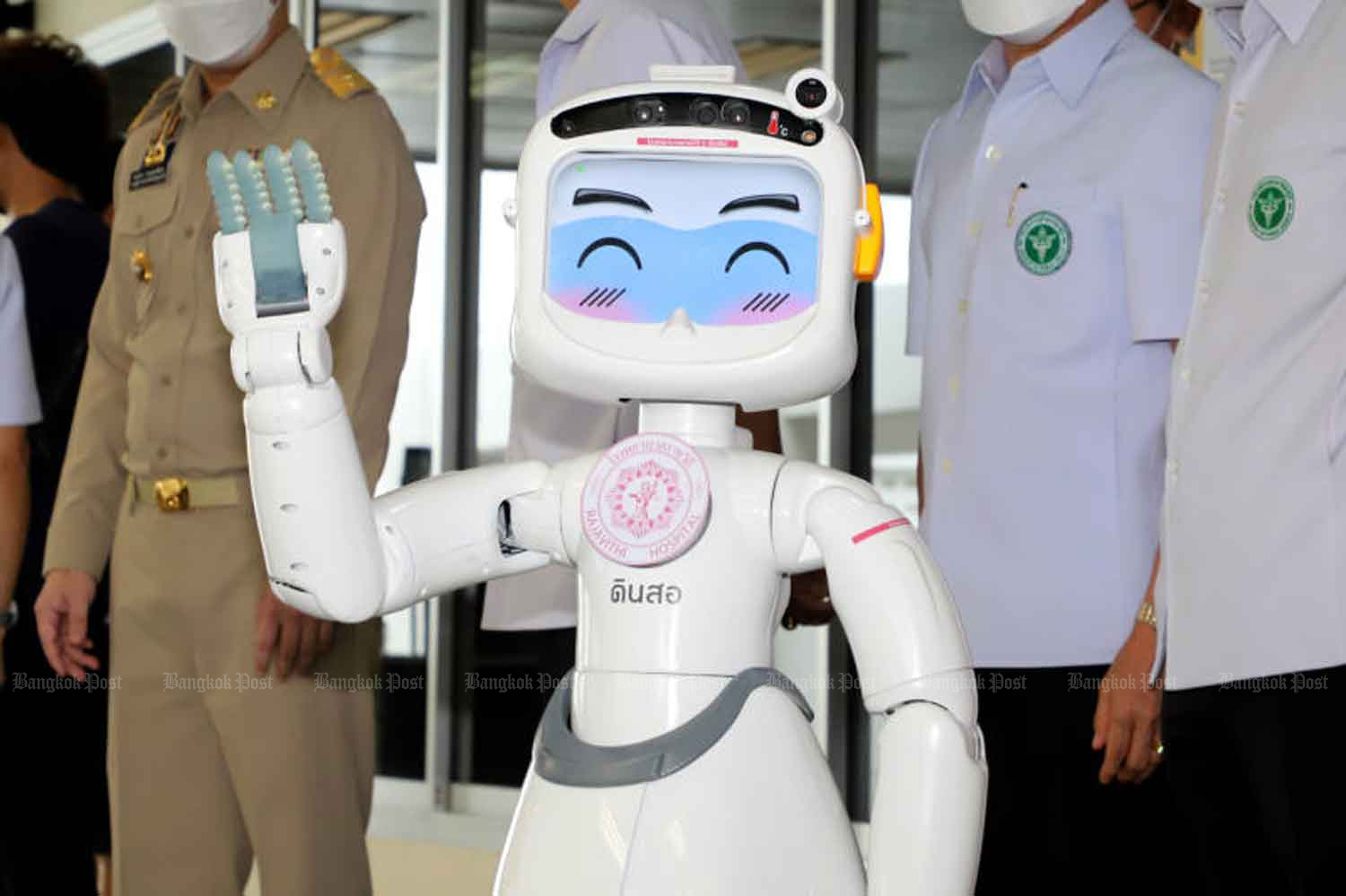 A robot named Din Sor ('Pencil') waves before it is deployed to assist patients and staff and Rajavithi 2 (Rangsit) Hospital in Pathum Thani's Thanyaburi district on Monday when the country logged 619 new Covid-19 patients and 10 new fatalities related to the disease. (Photo: Pattarapong Chatpattarasill)