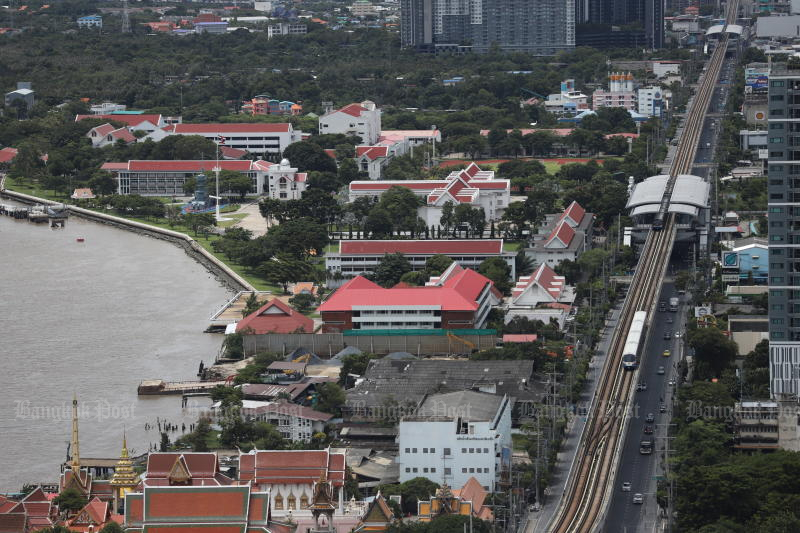 A bird’s eye view shows a train making its way on the BTS Green Line from Bearing to Samut Prakan which forms an extension of the Sukhumvit Line. (Photo: Wichan Charoenkiatpakul)