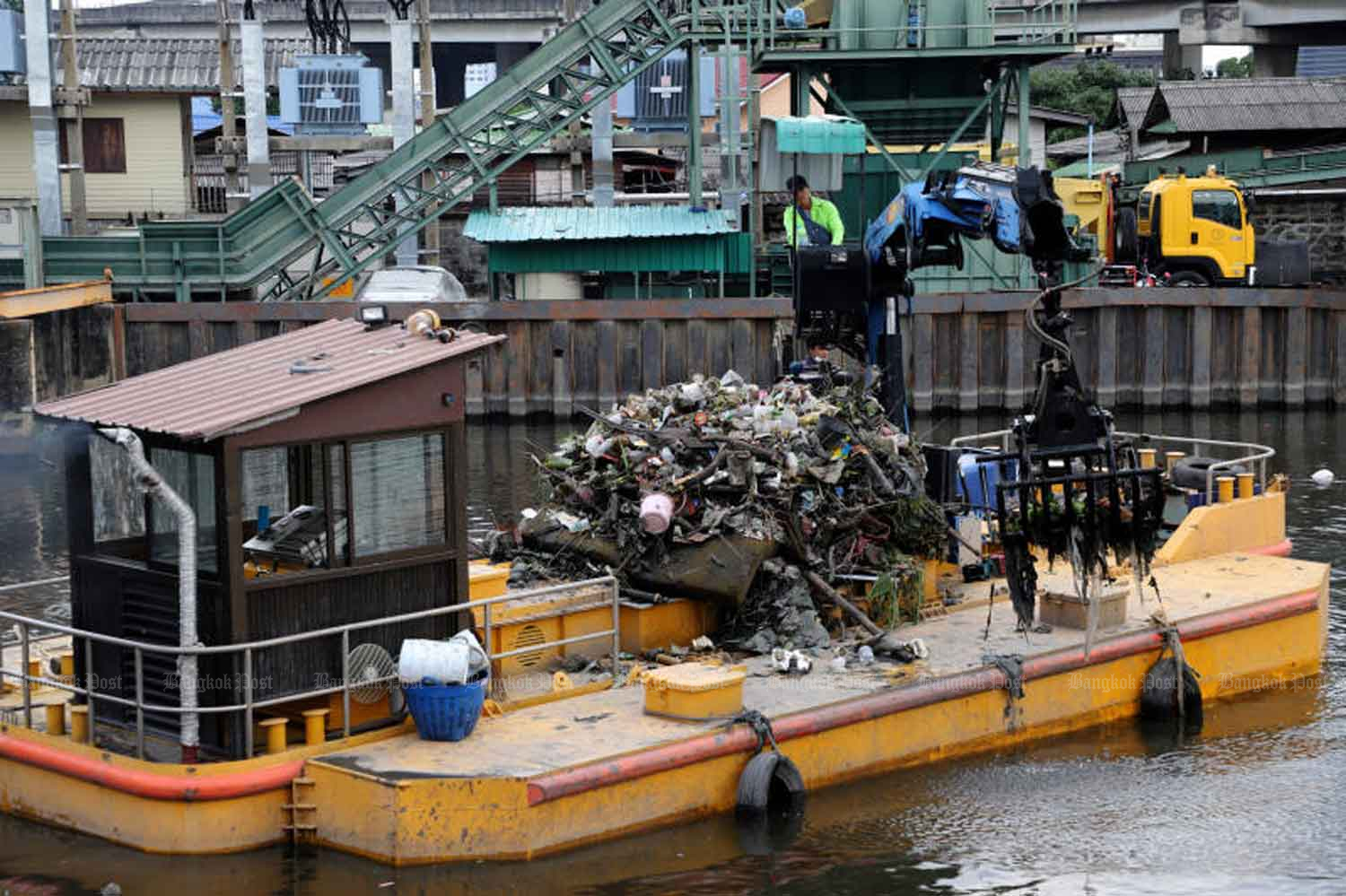 A barge collects garbage from a canal to prevent it from clogging the water pump station in Phra Khanong, the biggest such facility in Bangkok. It is the final pump station for canals and is vital to the city’s water drainage. City Hall has urged residents not to throw rubbish, including discarded mattresses, into canals. (Photo: Wichan Charoenkiatpakul)