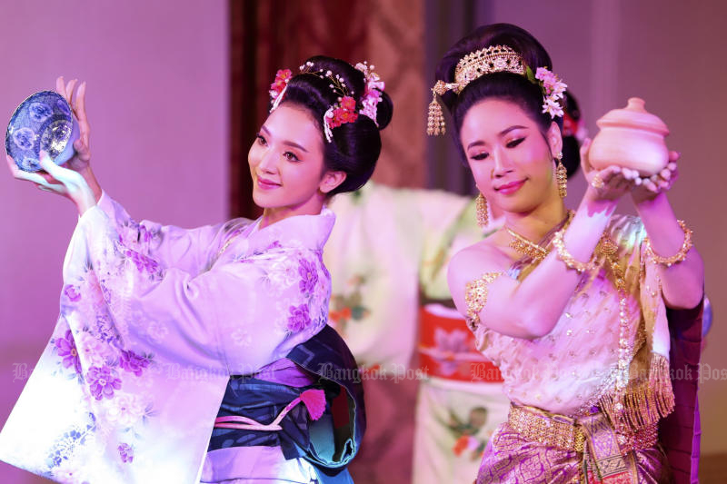 Dancers showcase Thai and Japanese pottery at the opening of 'Endless Epic of Japanese-Thai Ceramic Relationship in World Trade and Culture', at the National Museum in Bangkok on Tuesday when the country logged 1,321 new Covid-19 patients and 14 new fatalities related to the disease. (Photo: Varuth Hirunyatheb)