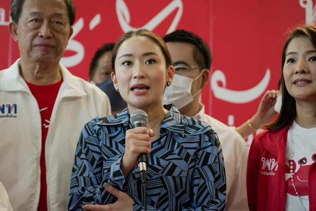 Paetongtarn Shinawatra addresses supporters as the Pheu Thai Party campaign helped residents in Bangkok's eastern districts affected by floods on Tuesday. (Photo: Pheu Thai Party Facebook account)