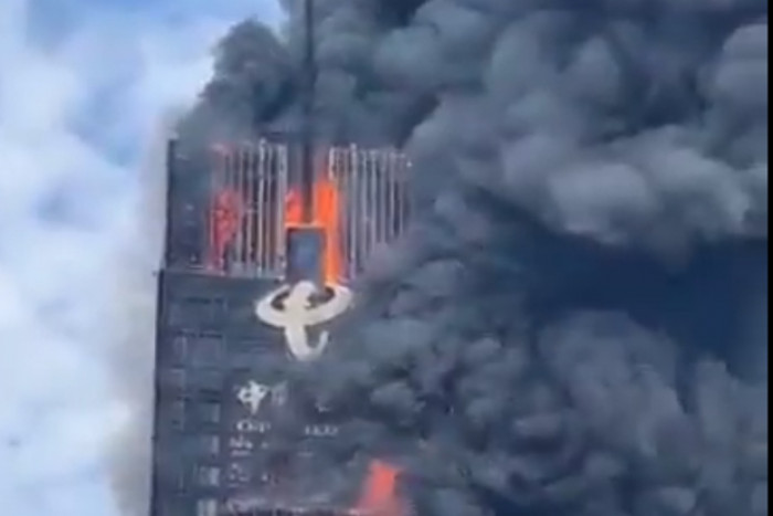 Fire engulfs skyscraper in China's Changsha city - Vimarsana News