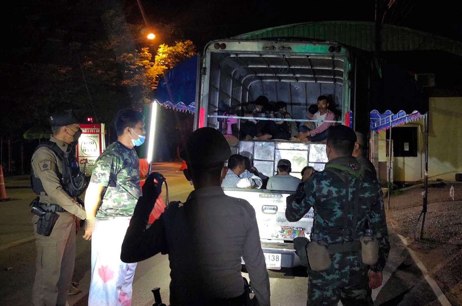 Police and soldiers find illegal migrants from Myanmar sitting inside an enclosed pickup following a chase in Kanchanaburi early Saturday. (Photo supplied: Piyarat Chongcharoen)