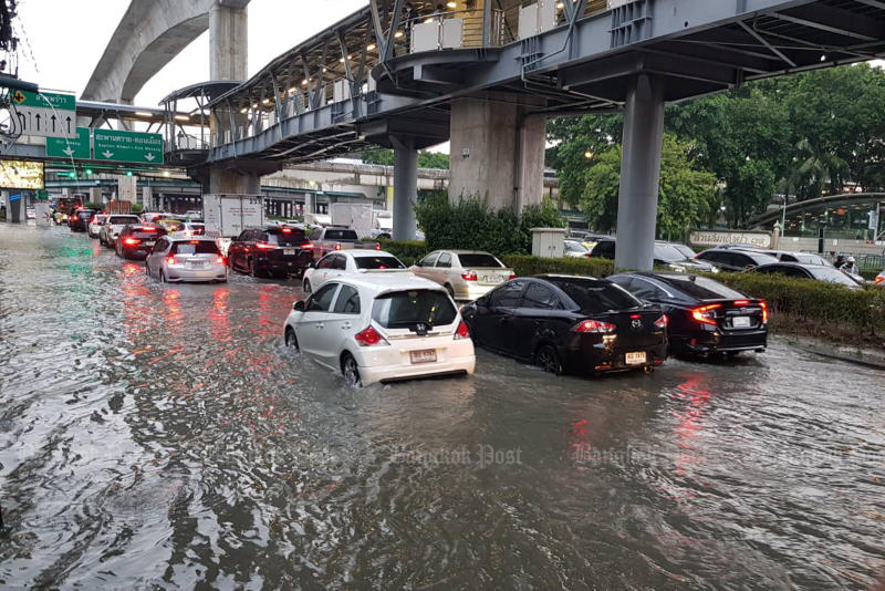 Flooding on Lat Phrao Road on Monday. (Photo: Onnucha Huttasingh)