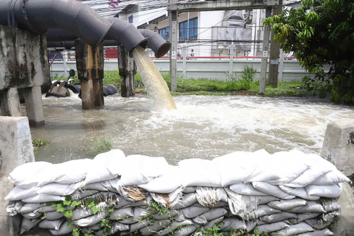 More pumps installed to drain flooded Bangkok