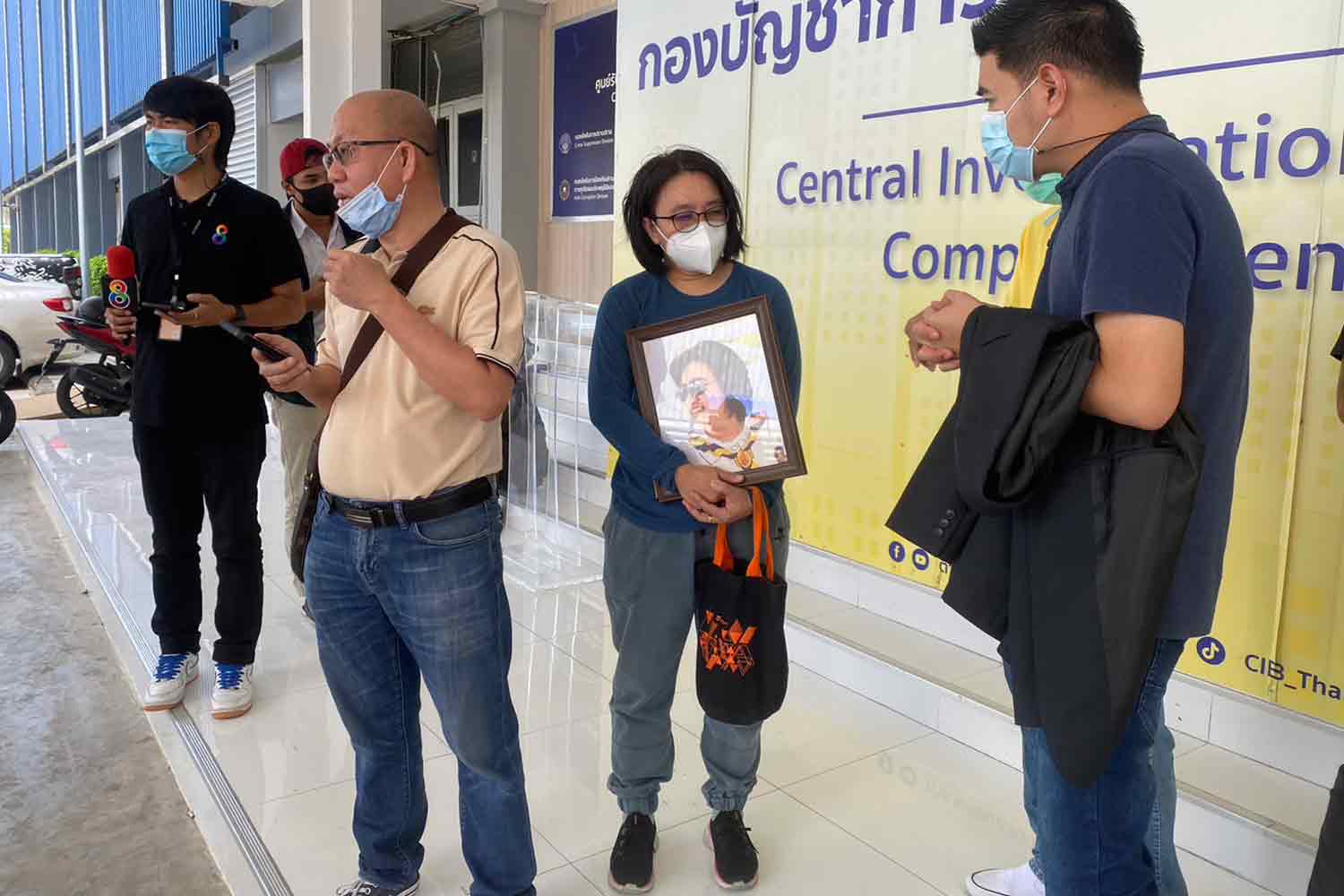 Dr Ura Tanworasetthee, second right, talks to a reporter at the Crime Suppression Division in Bangkok on Monday. (Photo supplied)