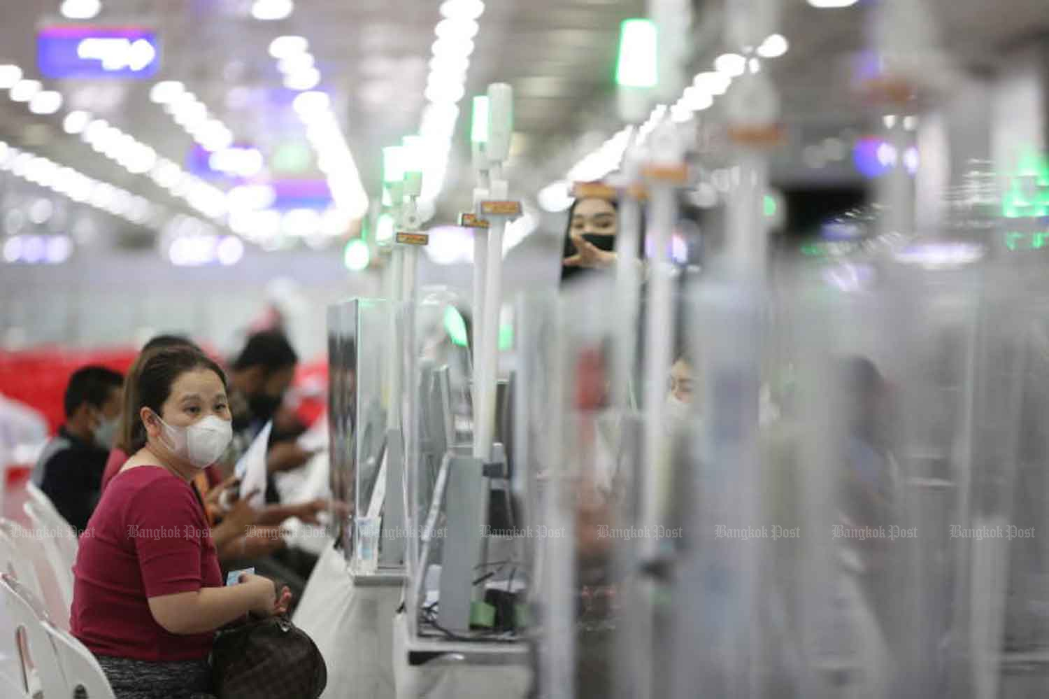 People seek Covid-19 vaccination at the Bang Sue Grand Station in Bangkok on Sept 15. (Photo: Pornprom Satrabhaya)