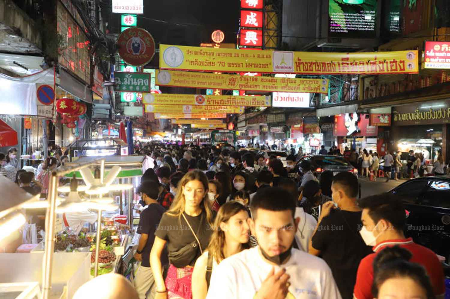 Tourists crowd Yaowarat Road, Bangkok, on Sept 17. (Photo: Wichan Charoenkiatpakul)