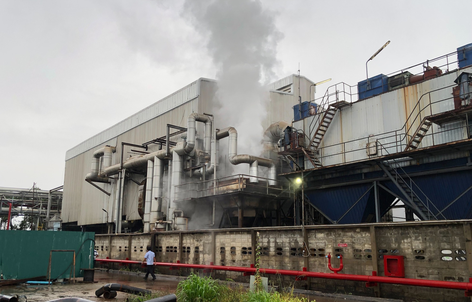 Two chemicals — diphenyl oxide (73%) and biphenyl (27%) — leaked briefly from an air cooler at the Indorama Polyester Industries plant in Nakhon Chaisi district of Nakhon Pathom. (Photo: National Disaster Warning Center Facebook Page)