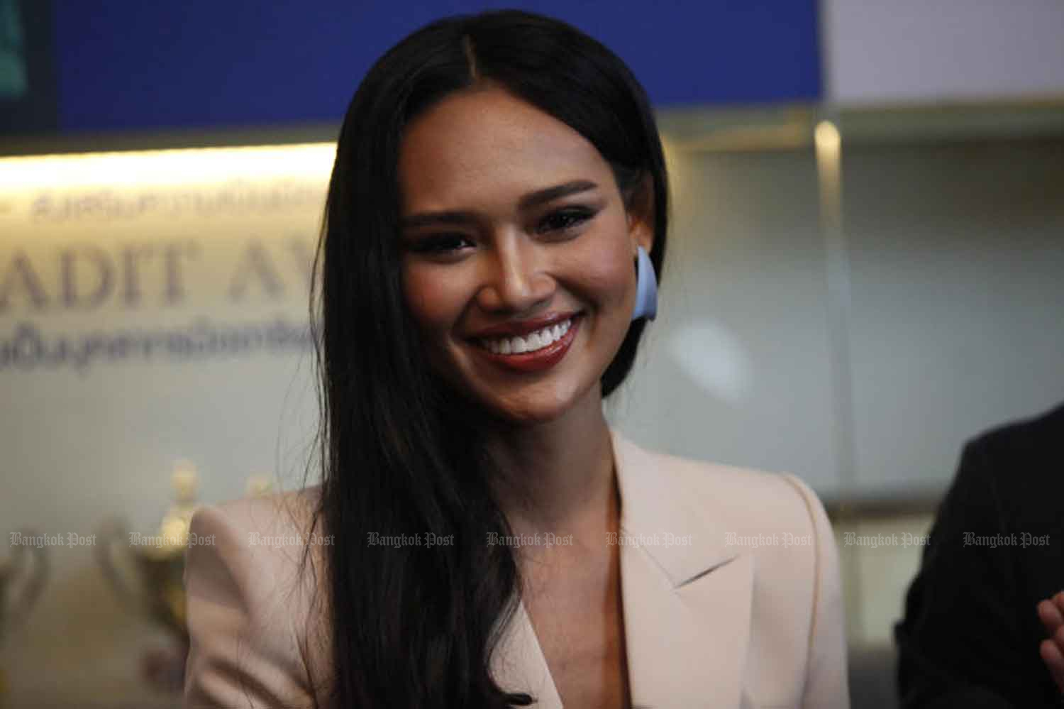 Former Myanmar beauty queen, Thaw Nandar Aung, aka Han Lay meets reporters in Bangkok in March last year. (Photo: Varuth Hirunyatheb)