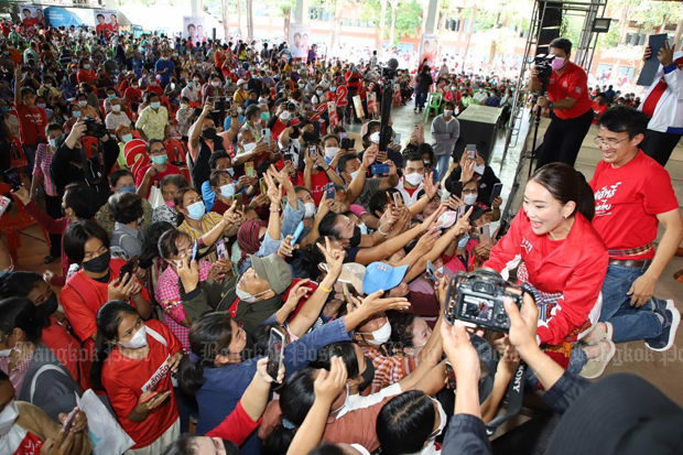 Supporters of the Pheu Thai Party try to get closer to Paetongtarn Shinawatra during a campaign rally in Roi Et on Sept 17, 2022. (Photo: Pheu Thai Party Facebook account)