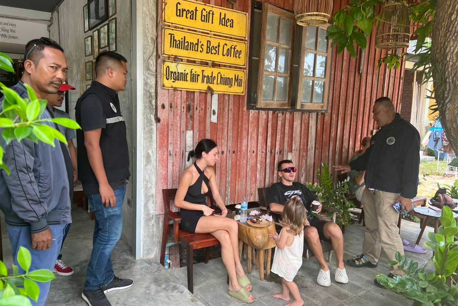 The Russian couple tell police about being intimidated and extorted by a group of foreign men at a coffee shop on Koh Samui in Surat Thani. (Photo supplied: Supapong Chaolan)