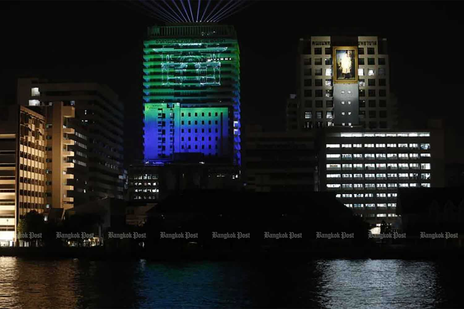 A light show paints Siriraj Hospital, along the Chao Phraya River, in January last year. (Photo: Wichan Charoenkiatpakul)