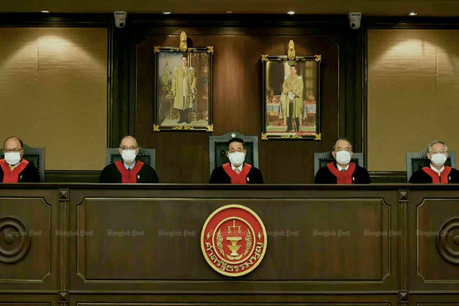 Constitutional Court judges assemble to give their ruling on the 8-year tenure of Prime Minister Prayut Chan-o-cha on Friday afternoon. (Screenshot)