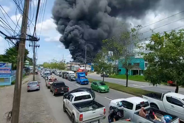 Smoke billows from the Fire Stars Plastic Co factory in Hat Yai district of Songkhla on Sunday. (Photo: Assawin Pakkawan)