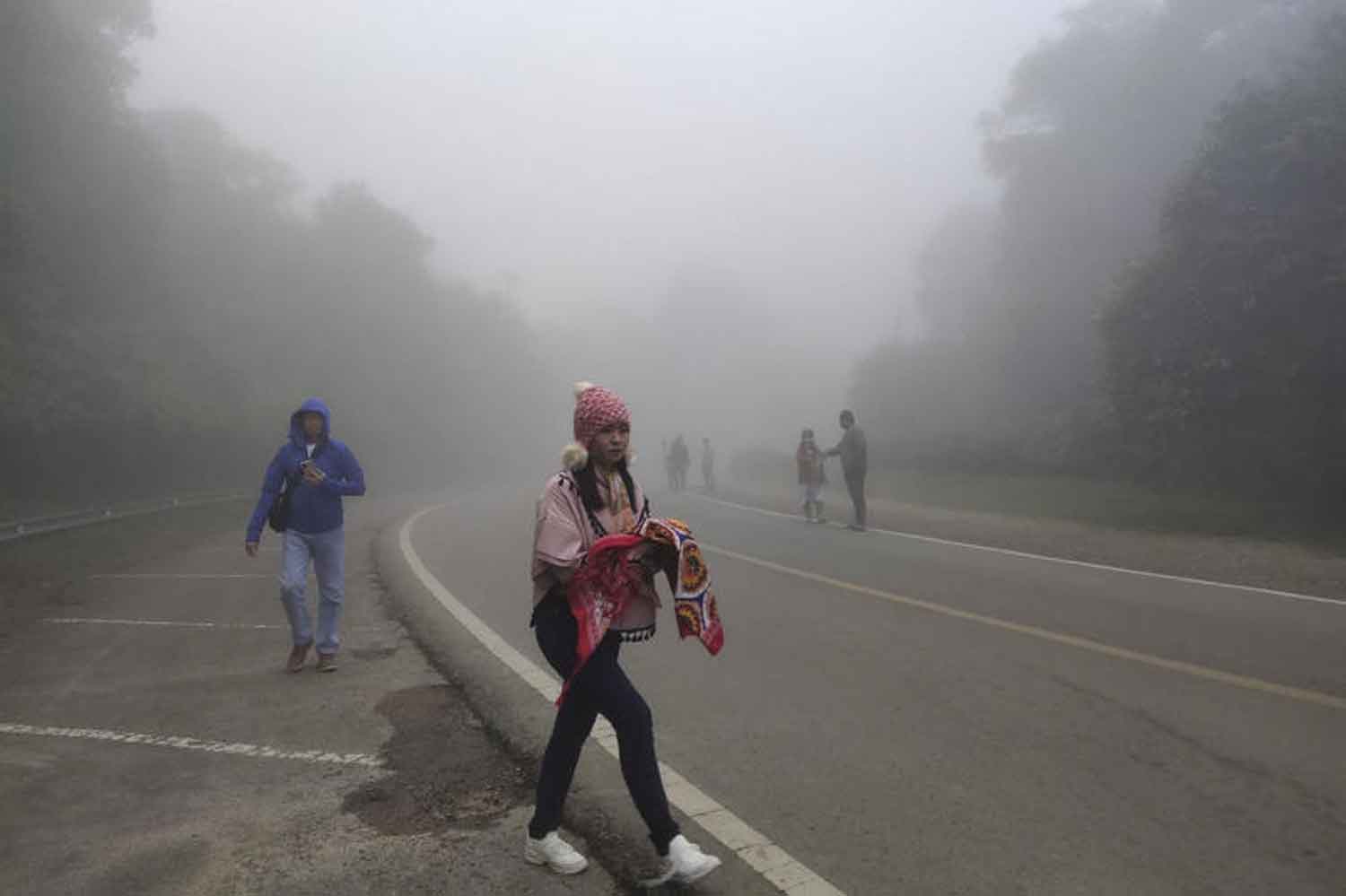 Tourists enjoy the cold morning mist at Doi Inthanon National Park in Chiang Mai province. (File photo: Panumet Tanraksa)