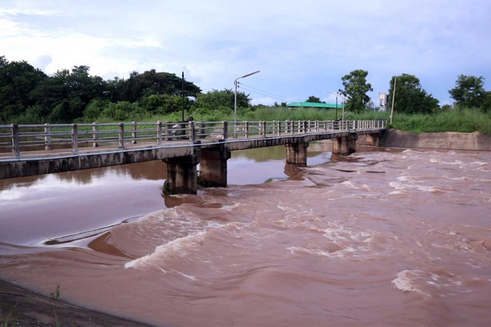 Red flags fly as Yom, Nan rivers at critical levels in Phichit - Vimarsana News