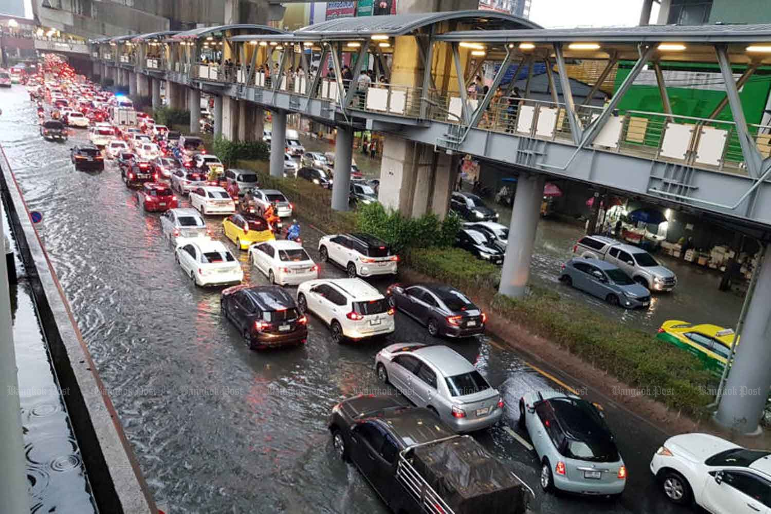 Traffic builds up on flooded Phahon Yothin Road in Chatuchak district, Bangkok, on Sept 12. (Photo: Onnucha Hutasingh)