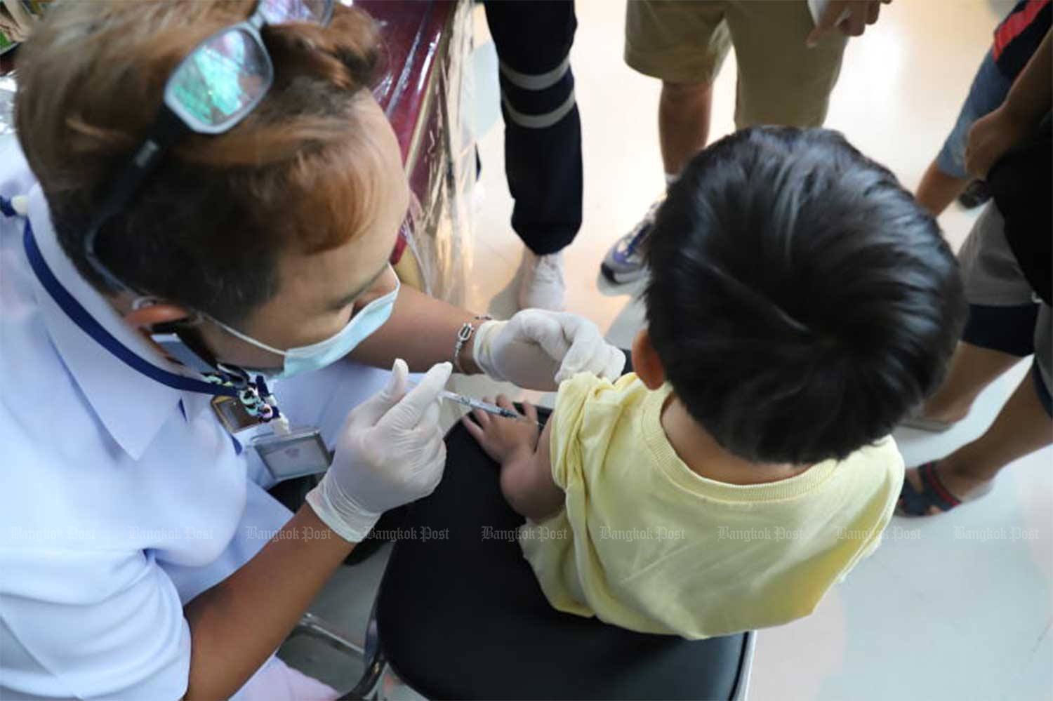 A young child is vaccinated against Covid-19 in Nonthaburi province in August 2022. (Photo: Pattarapong Chatpattarasill)