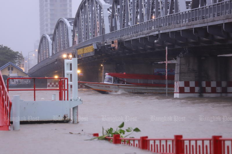 A passenger boat passes under the Krung Thon Bridge on the Chao Phraya River in Bangkok on Thursday. (Photo: Pornprom Satrabhaya)