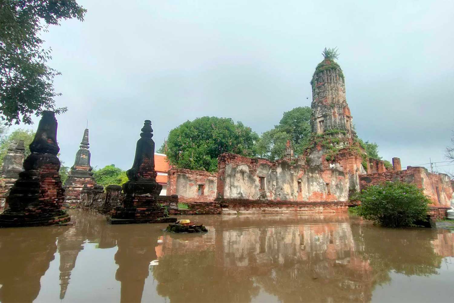 Wat Choeng Tha, a restored ancient temple in Phraya Nakhon Si Ayutthaya district of central Ayutthaya province, was flooded on Friday morning as local canals overflowed. (Photo: Sunthorn Pongpao)