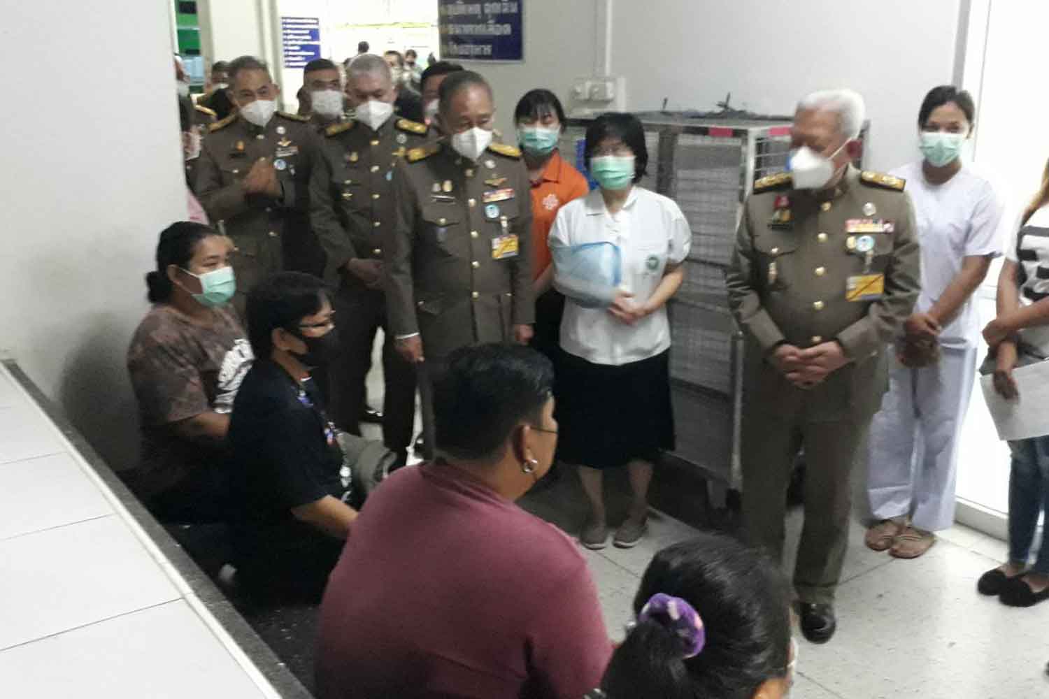 Privyy councilors visit the families of massacre victims at Udon Thani Hospital in Udon Thani province on Oct 7. (Photo: Bureau of the Royal Household)