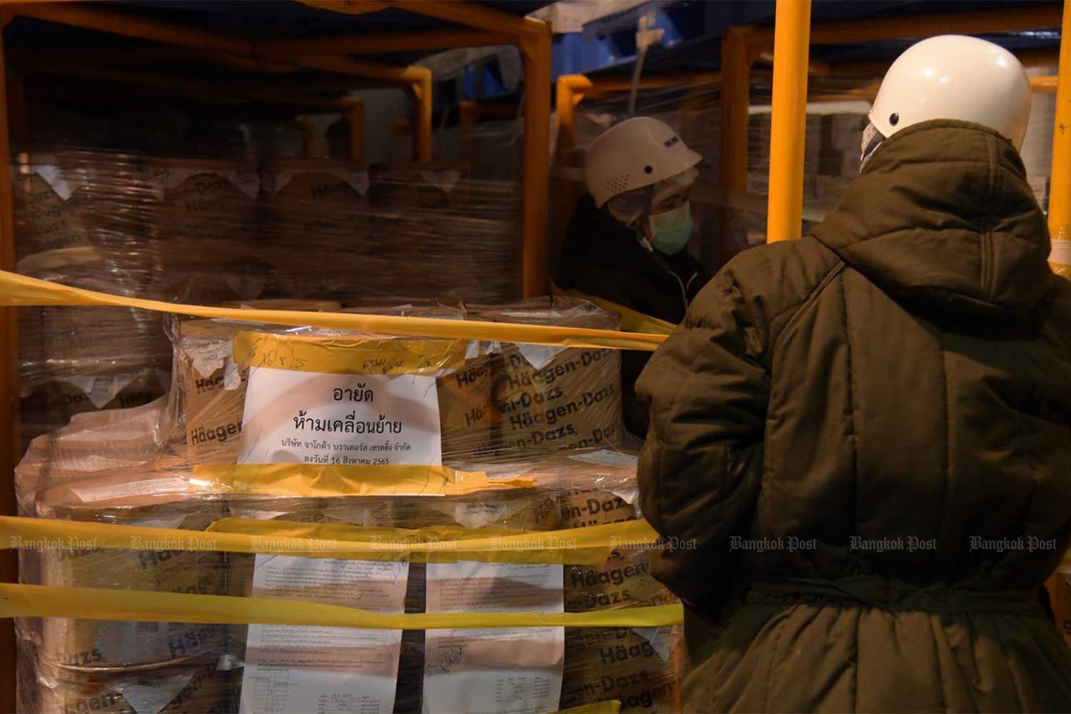 Food and Drug Administration (FDA) officials inspected Häagen-Dazs ice cream products before they were destroyed in Samut Prakan on Monday. (Photo: FDA)