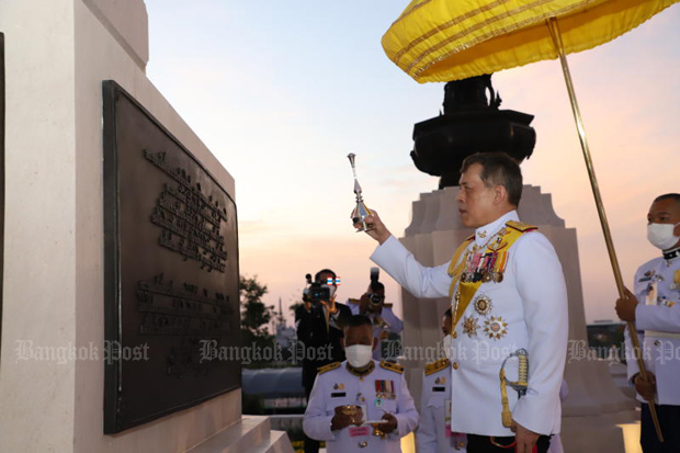 His Majesty the King presides over a ceremony to unveil the statue of HM King Bhumibol Adulyadej the Great at Chalerm Phrakiat Park in Bangkok on Thursday. (Photo: Pattanapong Chatpattarasill)