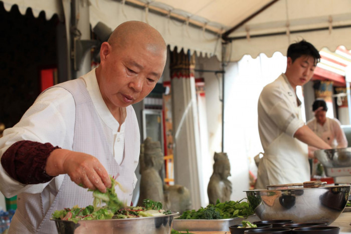 Venerable Jeong Kwan cooks up a vegan storm for Thai monks - Vimarsana News