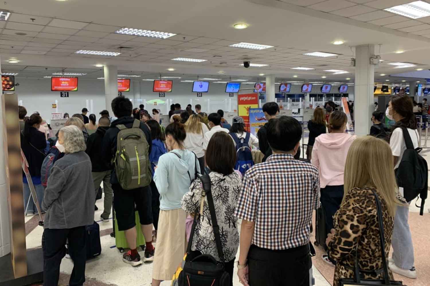 Travelers use Chiang Mai airport in Chiang Mai province on Friday. (Photo: Panumet Tanraksa)