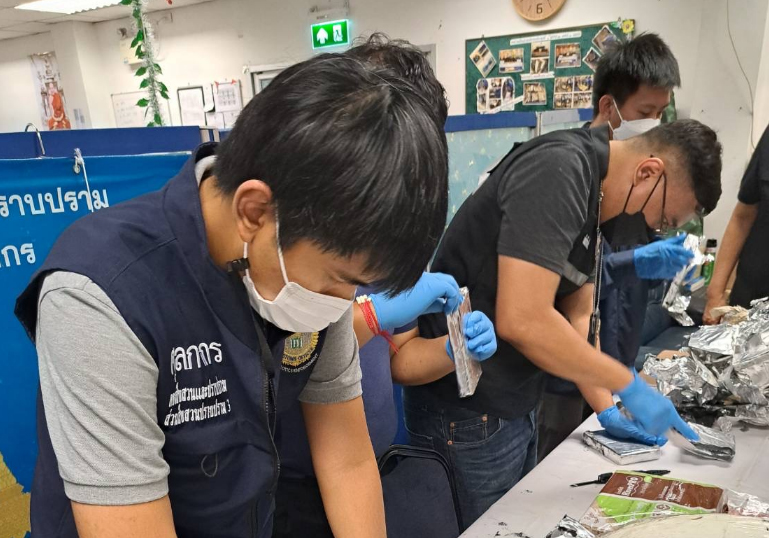 Officials examine some of the 7.2kg of heroin hidden in a water heater and bags of dried durian on Wednesday. The drugs were destined for Taiwan. (Photos: FM91bkk.com)