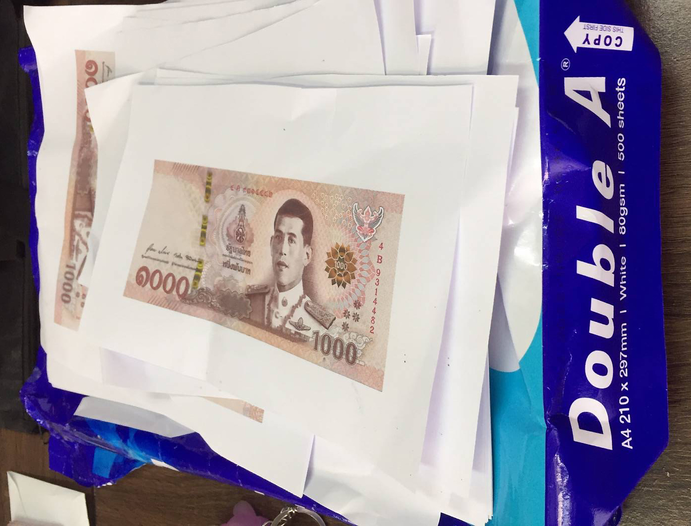 If people are unsure about the authenticity of a 1,000-baht note, they can carefully examine the security strip, say police. (Photo supplied by Wassayos Ngamkham)